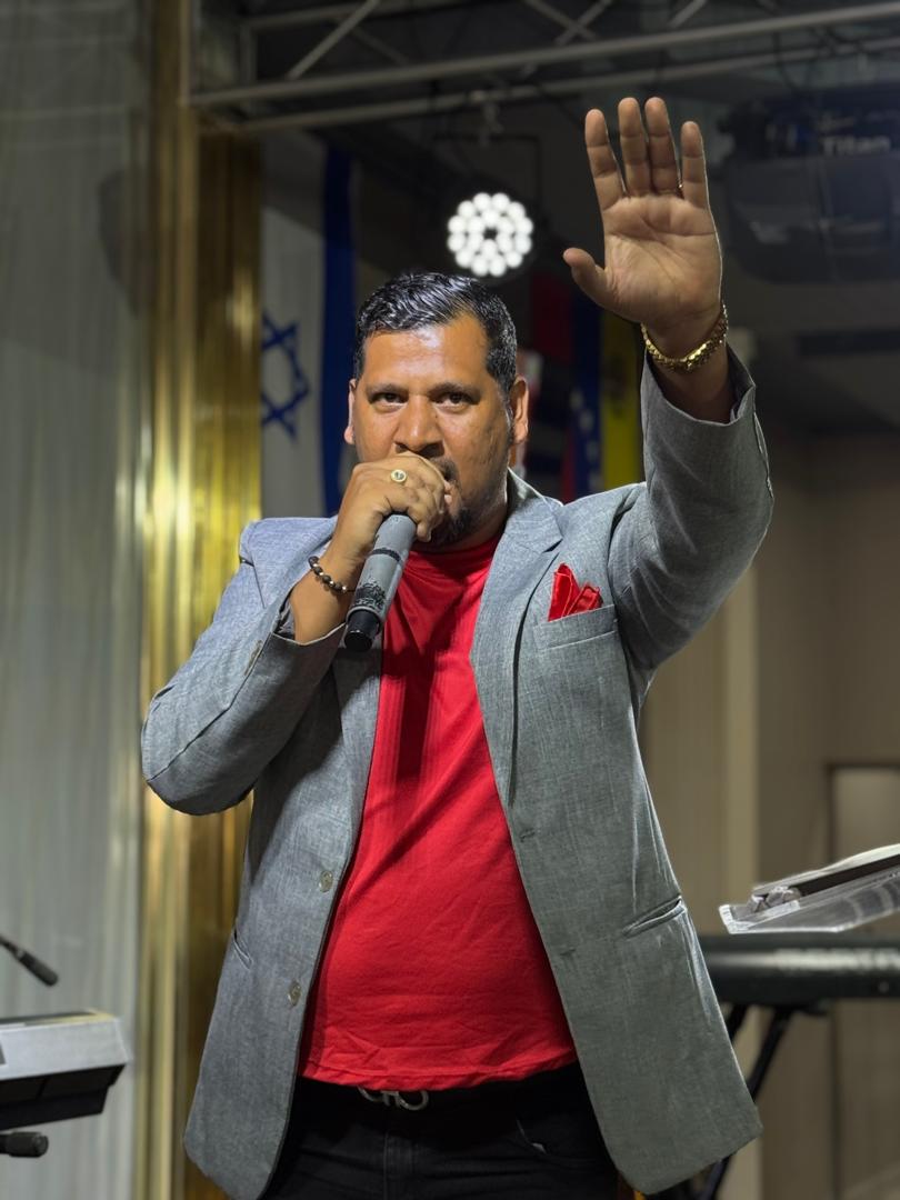 Pastor Mauricio Montoya predicando